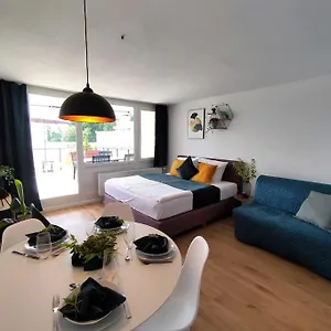 Sauna, Pools Mit Xxl-terasse Oder Kinderkino Apartment